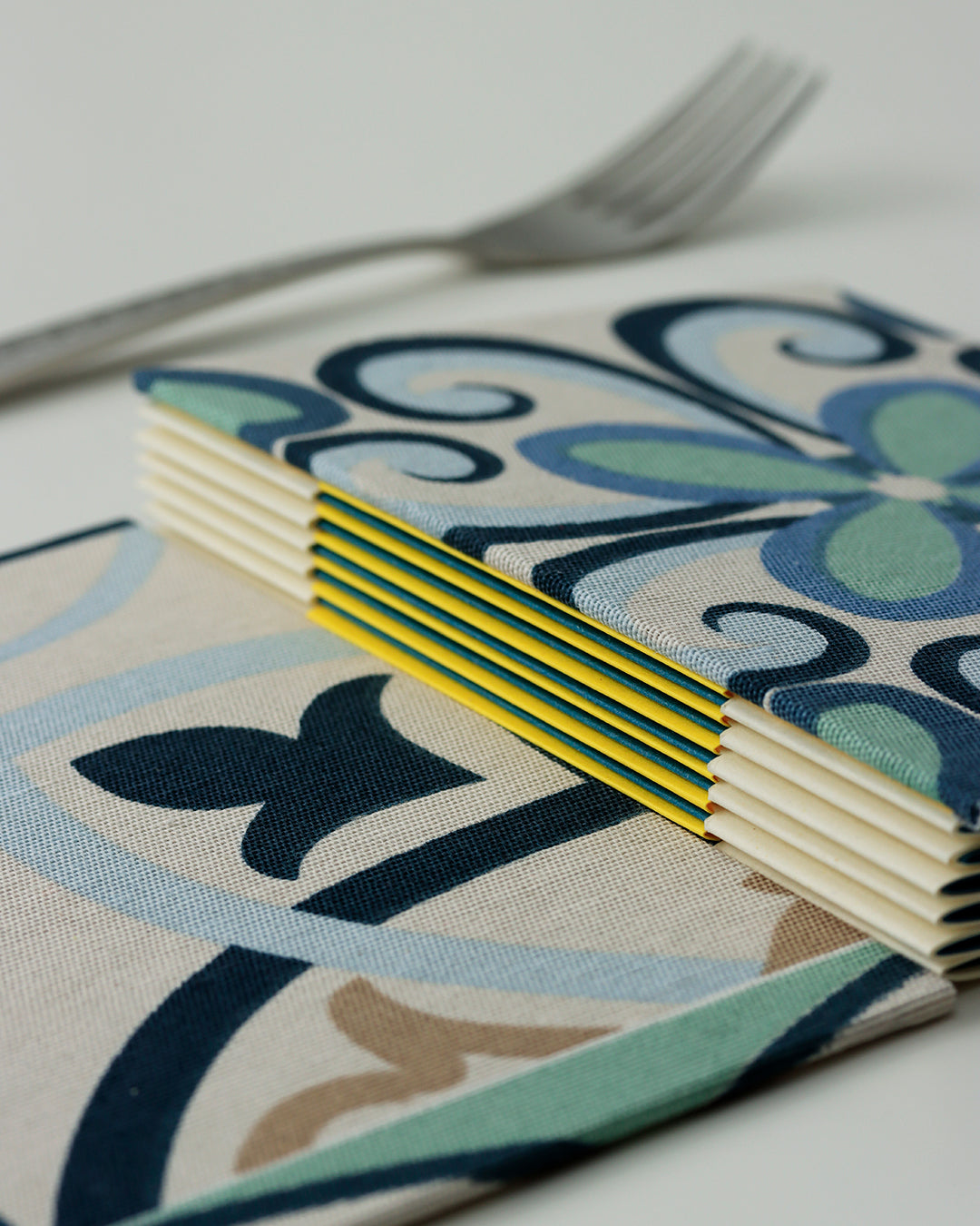 Ricettario formato A6, carta agrumi, rilegatura australiana, piastrelle colorate verde acqua, blu, bianco e beige