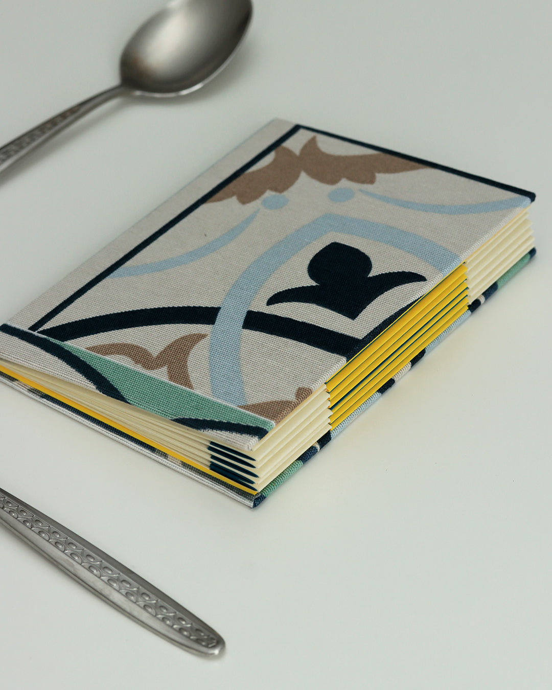 Ricettario formato A6, carta agrumi, rilegatura australiana, piastrelle colorate verde acqua, blu, bianco e beige