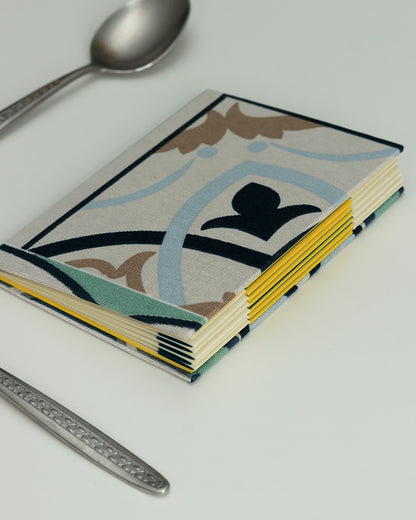 Ricettario formato A6, carta agrumi, rilegatura australiana, piastrelle colorate verde acqua, blu, bianco e beige