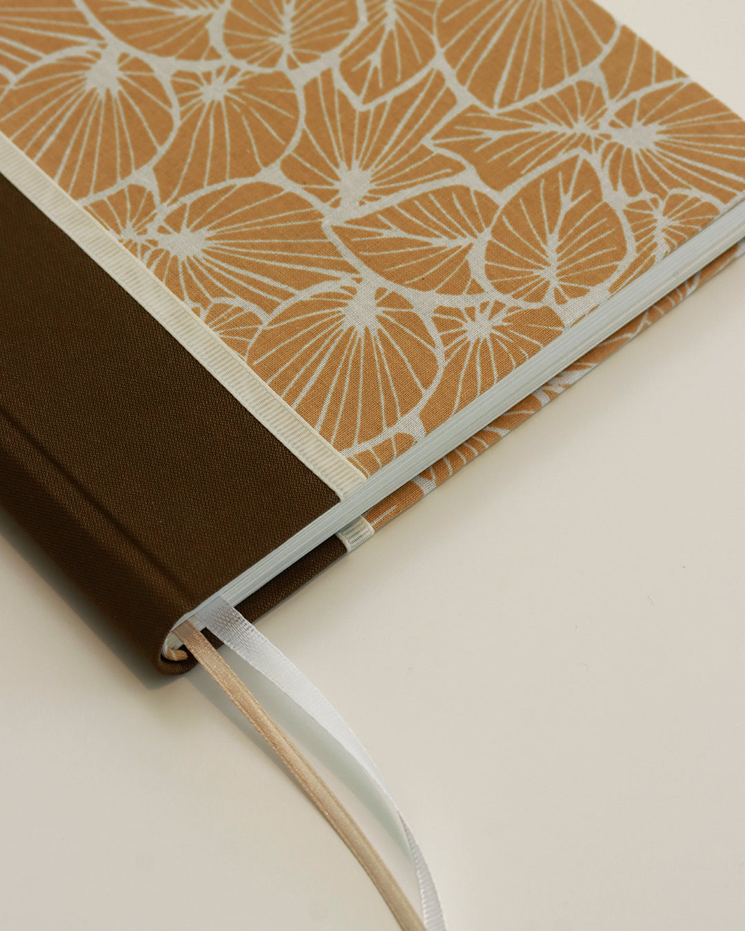 Agenda 2026 foglie gialle (dorso arrotondato)