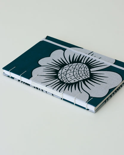 Quaderno A5 wax africano fiore ananas bianco e nero su blu petrolio (elastico e busta)