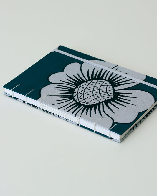 Quaderno A5 wax africano fiore ananas bianco e nero su blu petrolio (elastico e busta)