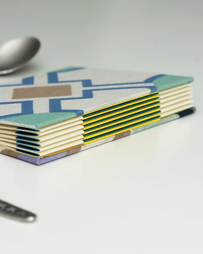 Ricettario formato A6, carta agrumi, rilegatura australiana, piastrelle colorate verde acqua blu, bianco, beige, grigio, lilla
