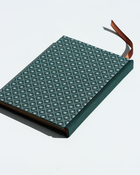 Quaderno A6 dorso quadrato (retto) stile bodoniano kraft avana scudi geometrici verde e marrone
