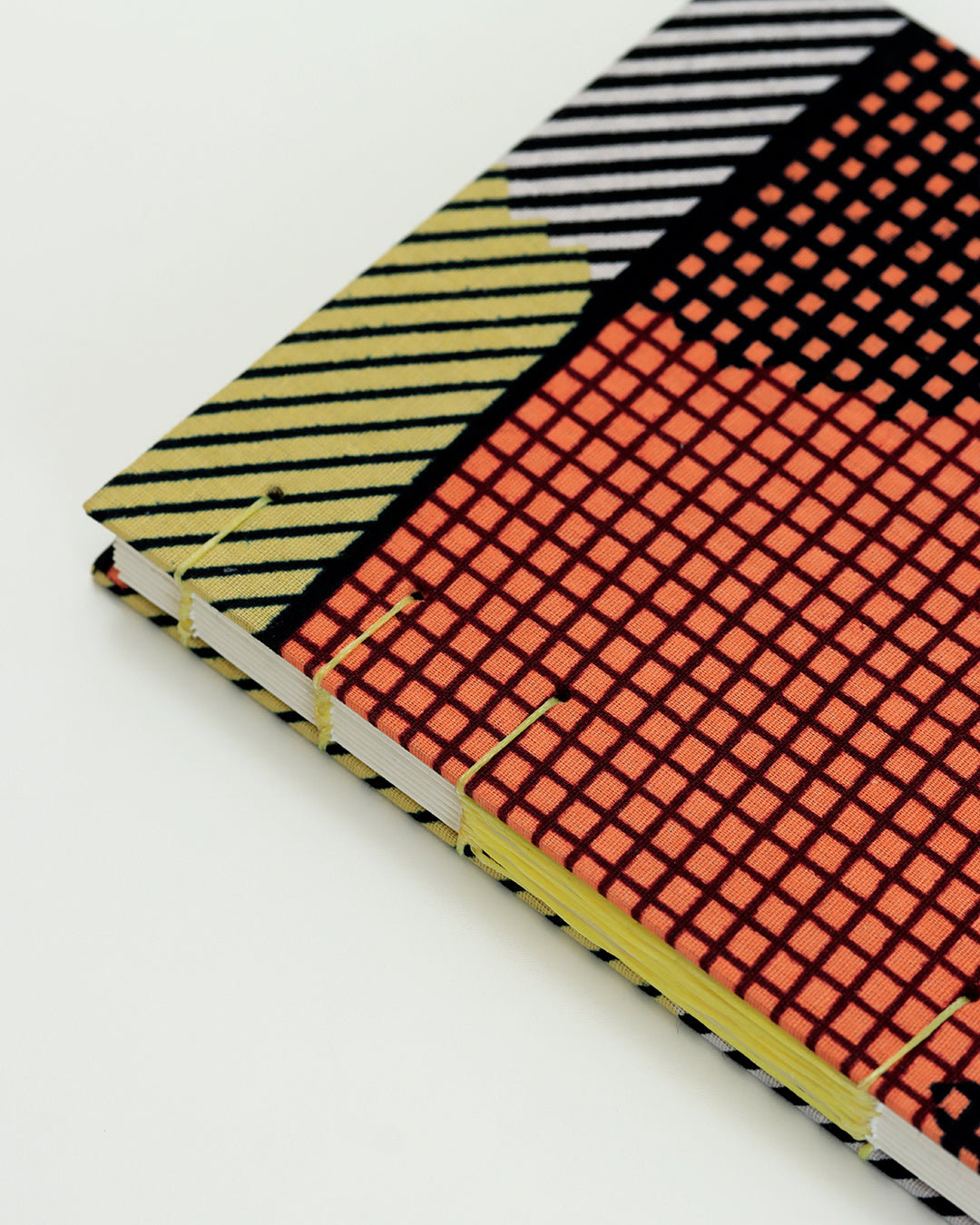 Quaderno A5 wax africano rigato giallo, salmone, bianco e nero