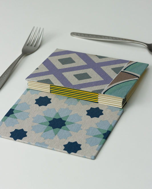 Ricettario formato A6, carta agrumi, rilegatura australiana, piastrelle colorate verde acqua, blu, bianco, lilla e grigio