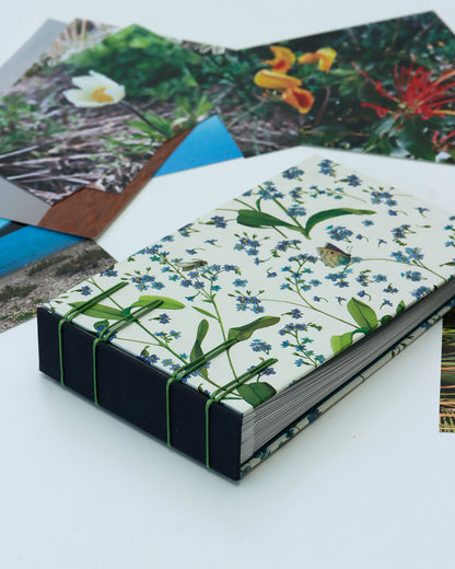 Album piccolo fotografia | formato orizzontale con veline intercalari | copertina con carta Myosotis (Non ti scordar di me)