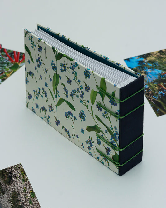 Album piccolo fotografia | formato orizzontale con veline intercalari | copertina con carta Myosotis (Non ti scordar di me)