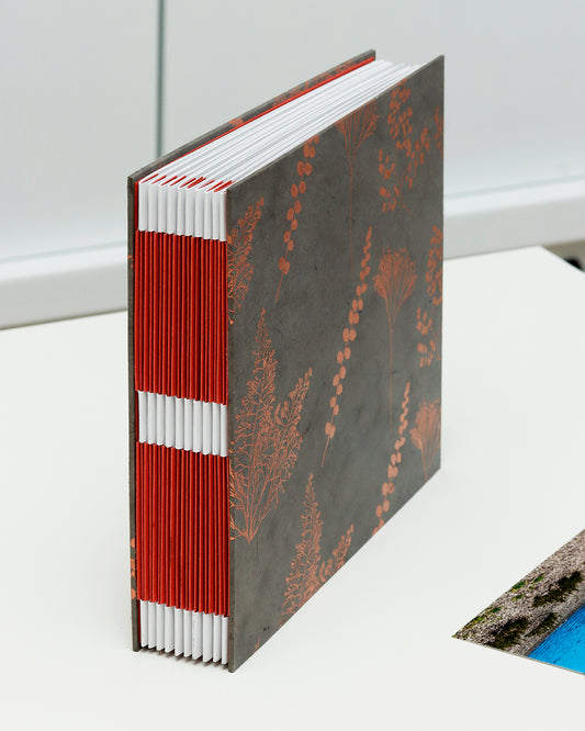 Album medio fotografia o guestbook | formato quadrato con pagine sfilabili | copertina in carta di lokta con stampa botanica rame su grigio