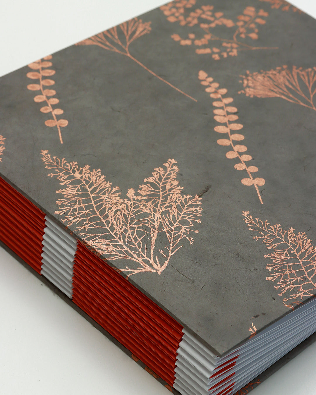 Album medio fotografia o guestbook | formato quadrato con pagine sfilabili | copertina in carta di lokta con stampa botanica rame su grigio