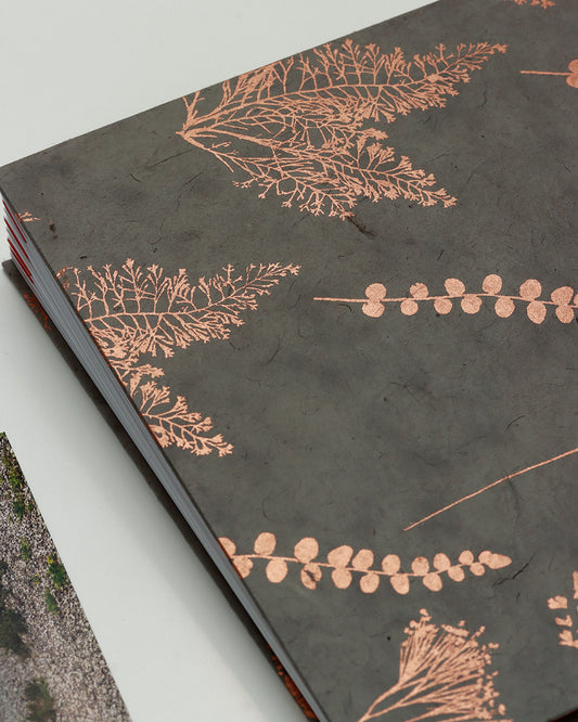 Album medio fotografia o guestbook | formato quadrato con pagine sfilabili | copertina in carta di lokta con stampa botanica rame su grigio