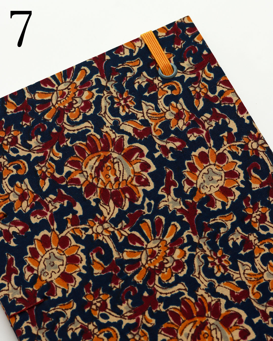 Quaderno per calligrafia con rilegatura copta, copertina in tessuto floreale block-print blu notte con motivi arancio, bordeaux e oro, elastico arancio, filo bordeaux