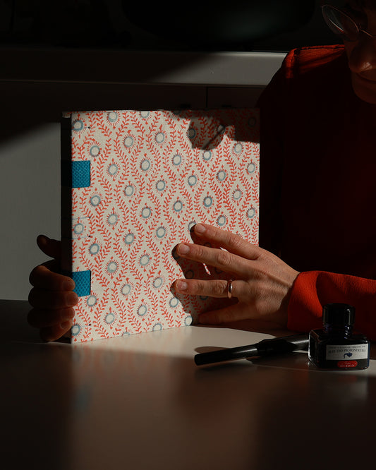 Quaderno guestbook quadrato con carta di birra rivestito con tessuto stampato corallo e azzurro