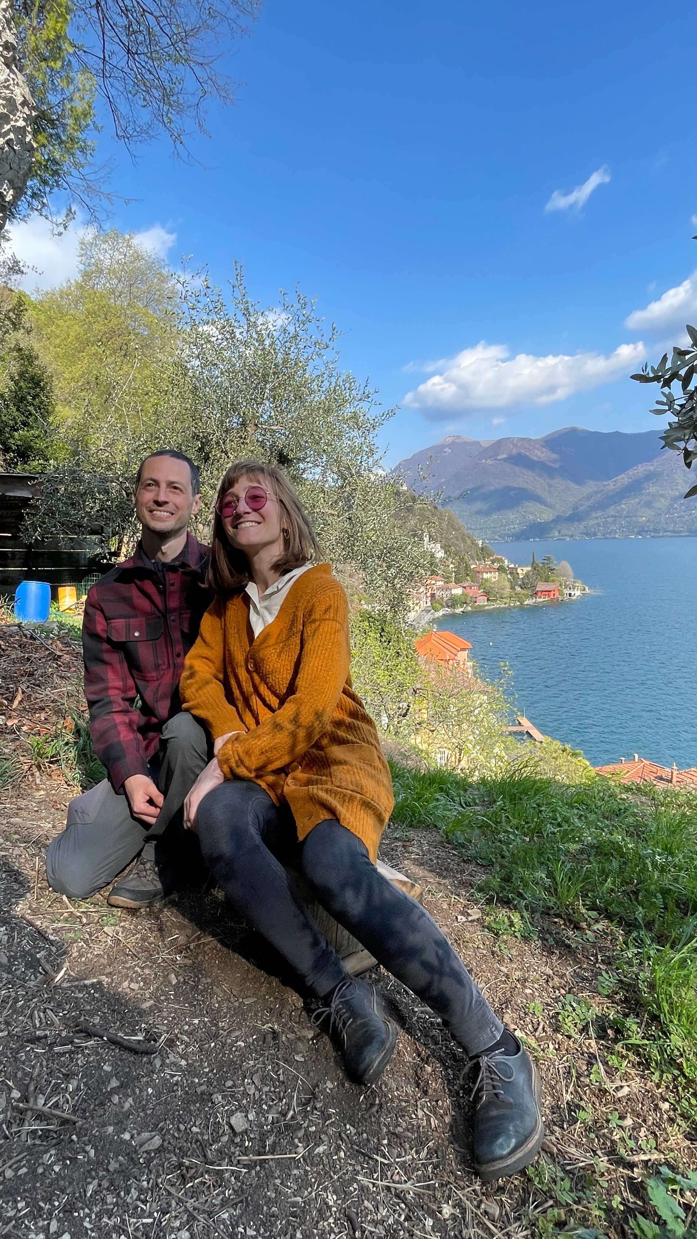 Eleonora con suo marito in giardino e alle spalle la vista sul lago di Lugano