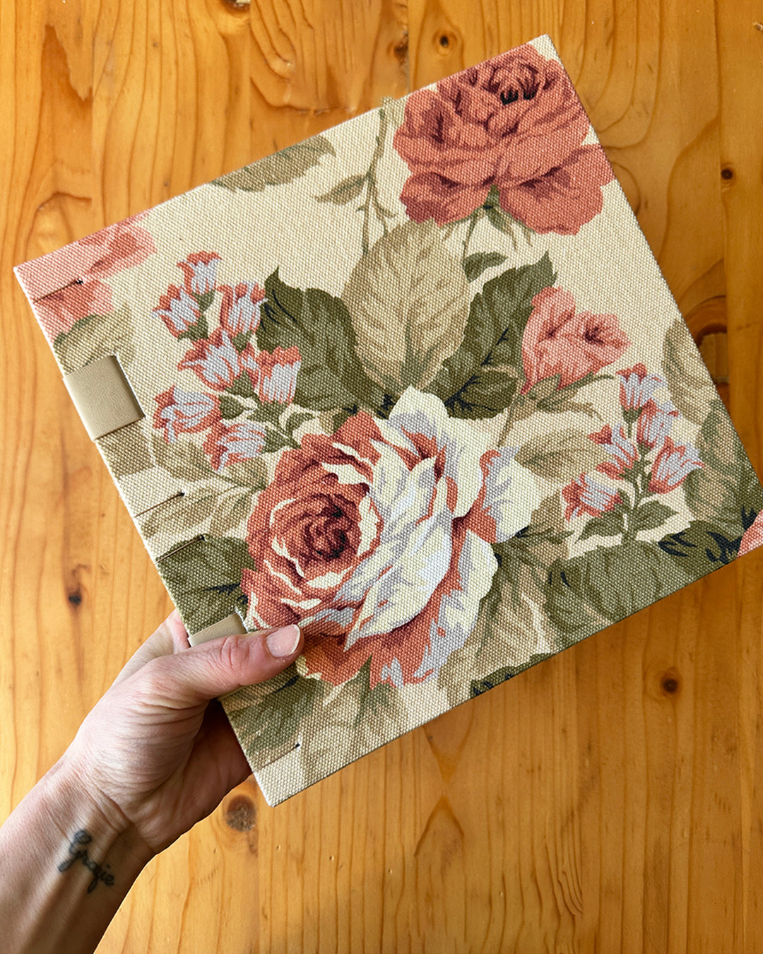 Quaderno guestbook quadrato con carta di birra rivestito con tessuto floreale