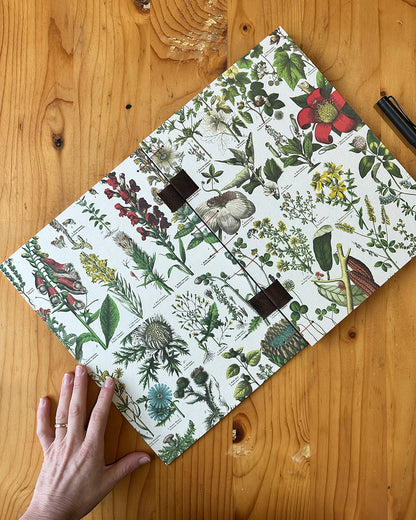 Quaderno da scrivania A4 con illustrazioni botaniche e carta di birra Weiss - rosso