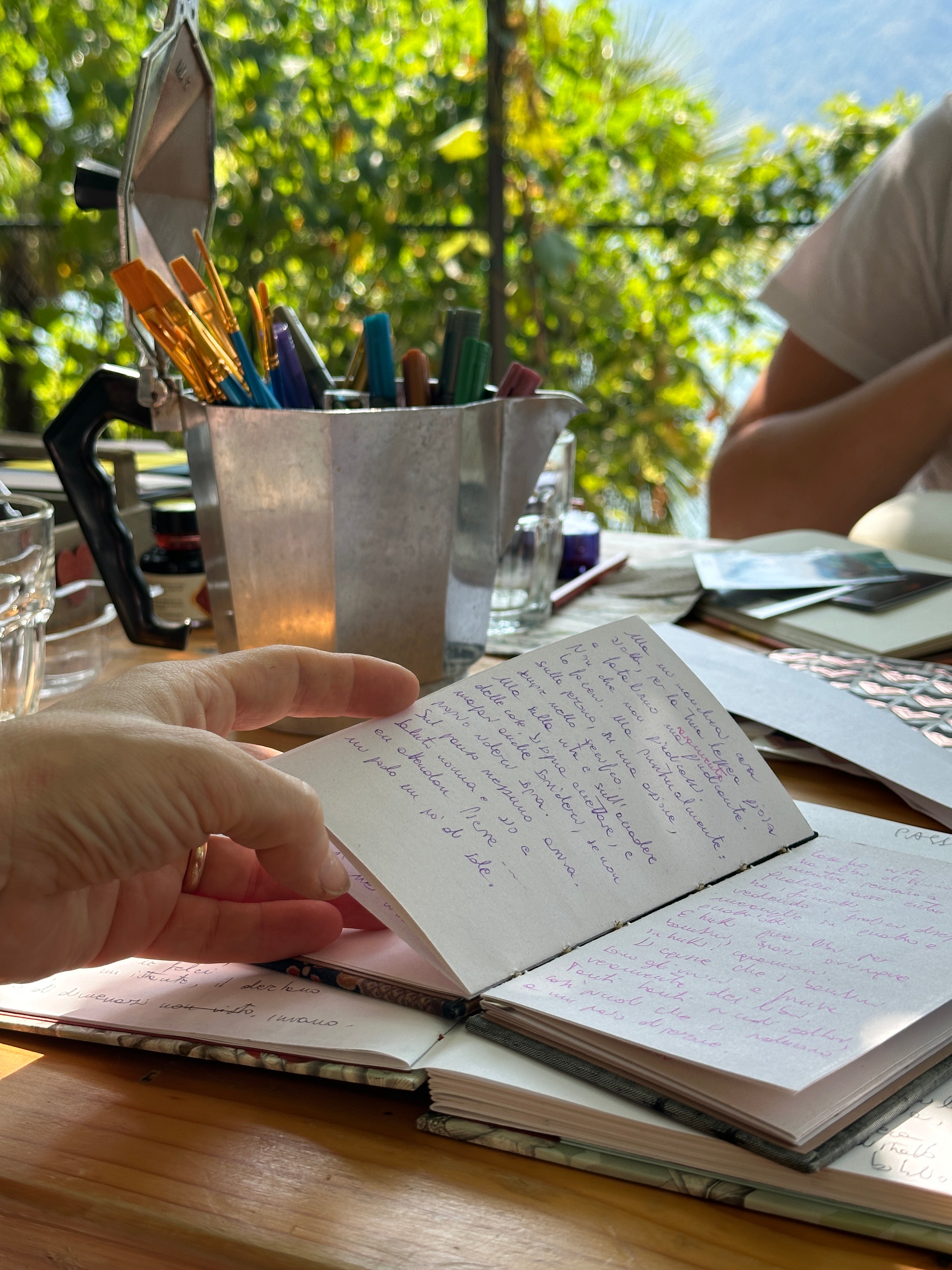 aperitivo con persone che praticano il journaling