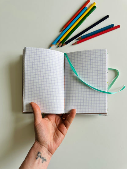 Quaderno (circa) A6 | diario dei segreti (a quadretti) | rilegatura francese cartonata | lama