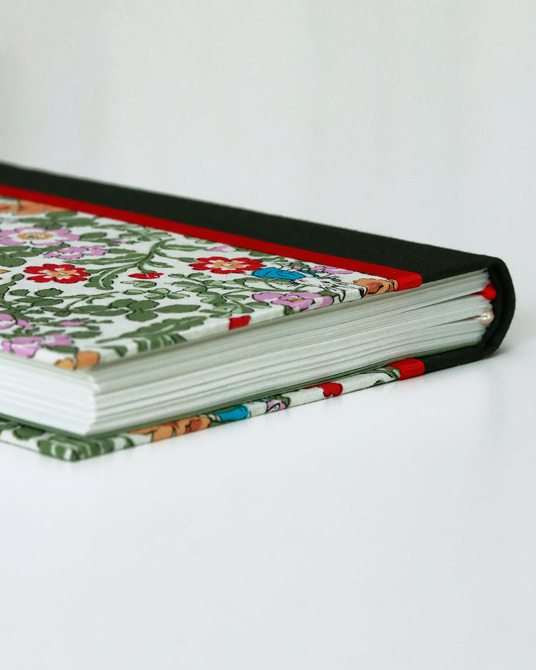 Agenda delle ricorrenze coniglietti tra narcisi e primule (dorso arrotondato)