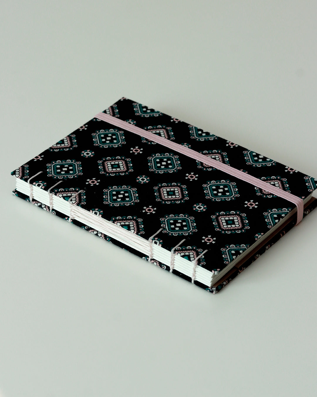 Agendina 2026 nera con stemmi rosa e verdi (mix copta-francese con elastico e busta)