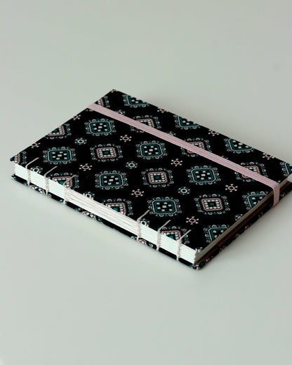 Agendina 2026 nera con stemmi rosa e verdi (mix copta-francese con elastico e busta)