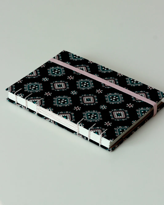 Agendina 2026 nera con stemmi rosa e verdi (mix copta-francese con elastico e busta)