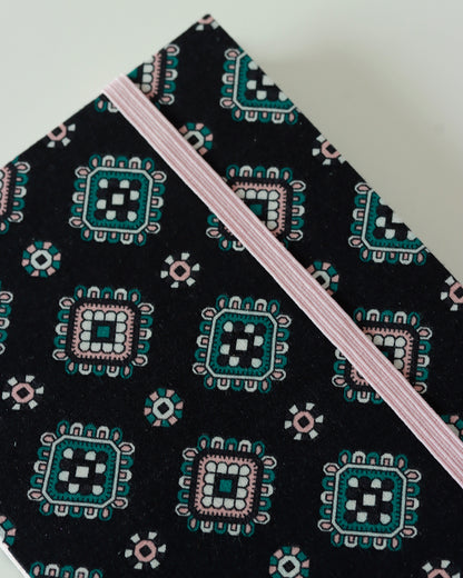 Agendina 2026 nera con stemmi rosa e verdi (mix copta-francese con elastico e busta)