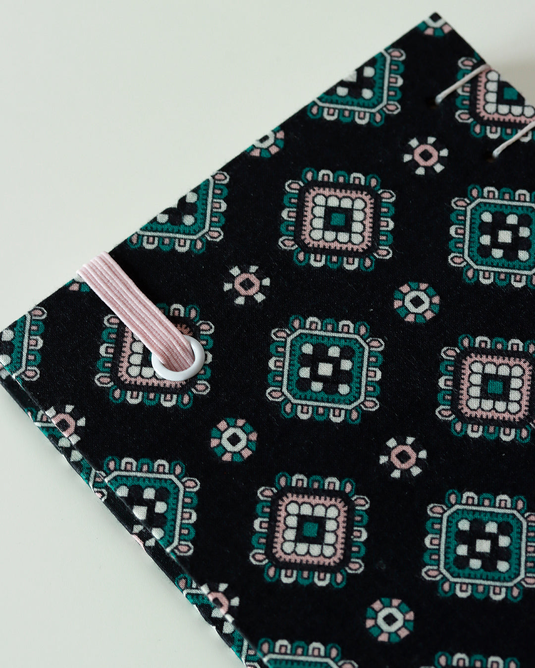 Agendina 2026 nera con stemmi rosa e verdi (mix copta-francese con elastico e busta)