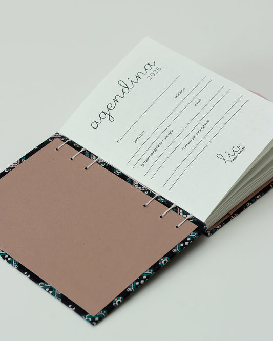 Agendina 2026 nera con stemmi rosa e verdi (mix copta-francese con elastico e busta)