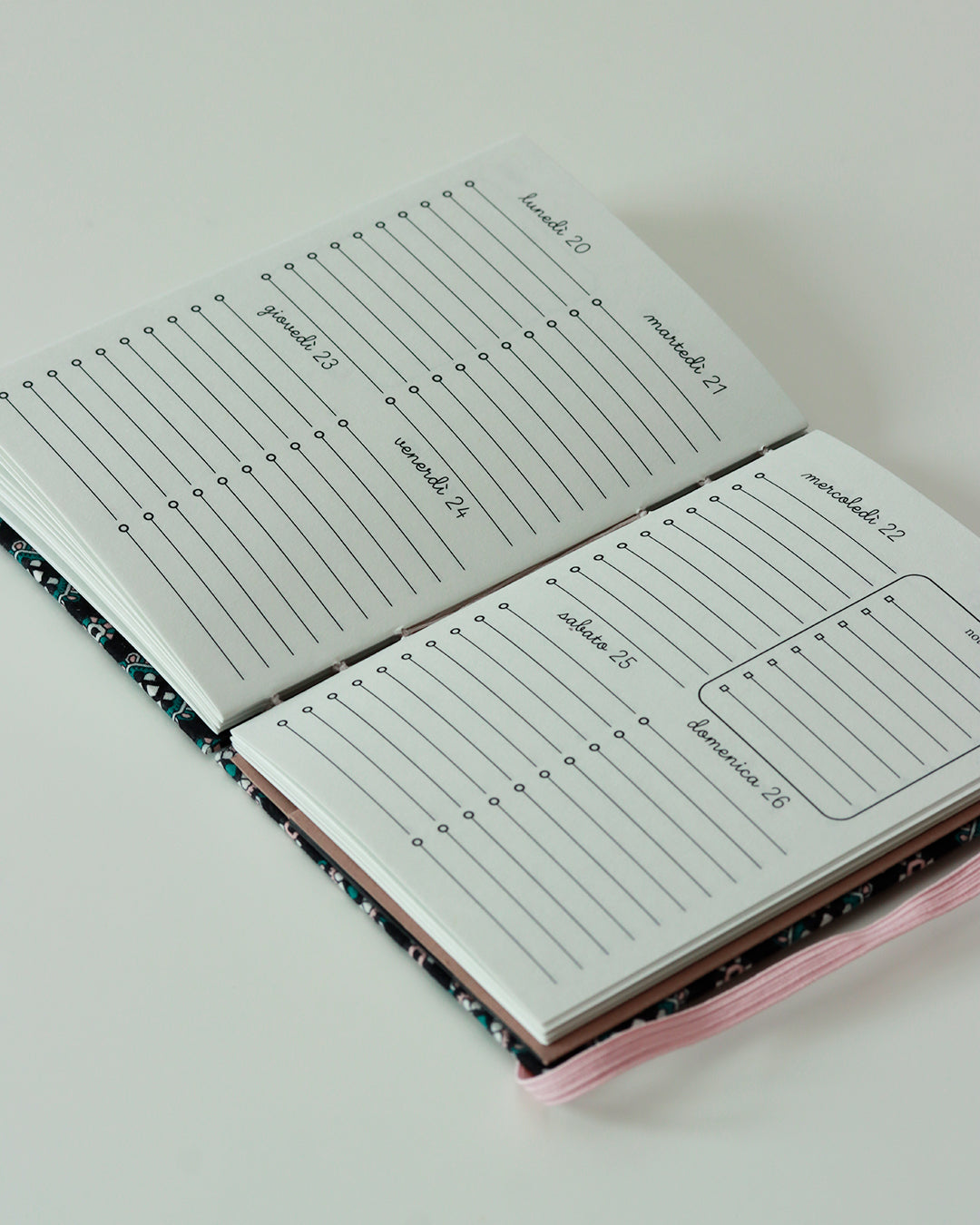 Agendina 2026 nera con stemmi rosa e verdi (mix copta-francese con elastico e busta)