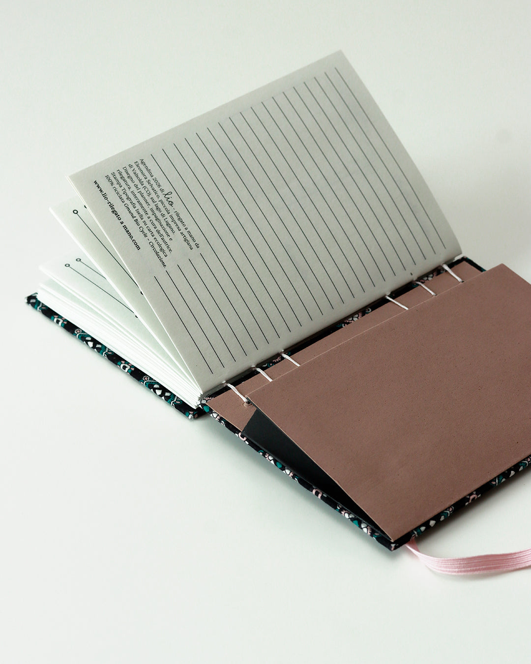 Agendina 2026 nera con stemmi rosa e verdi (mix copta-francese con elastico e busta)