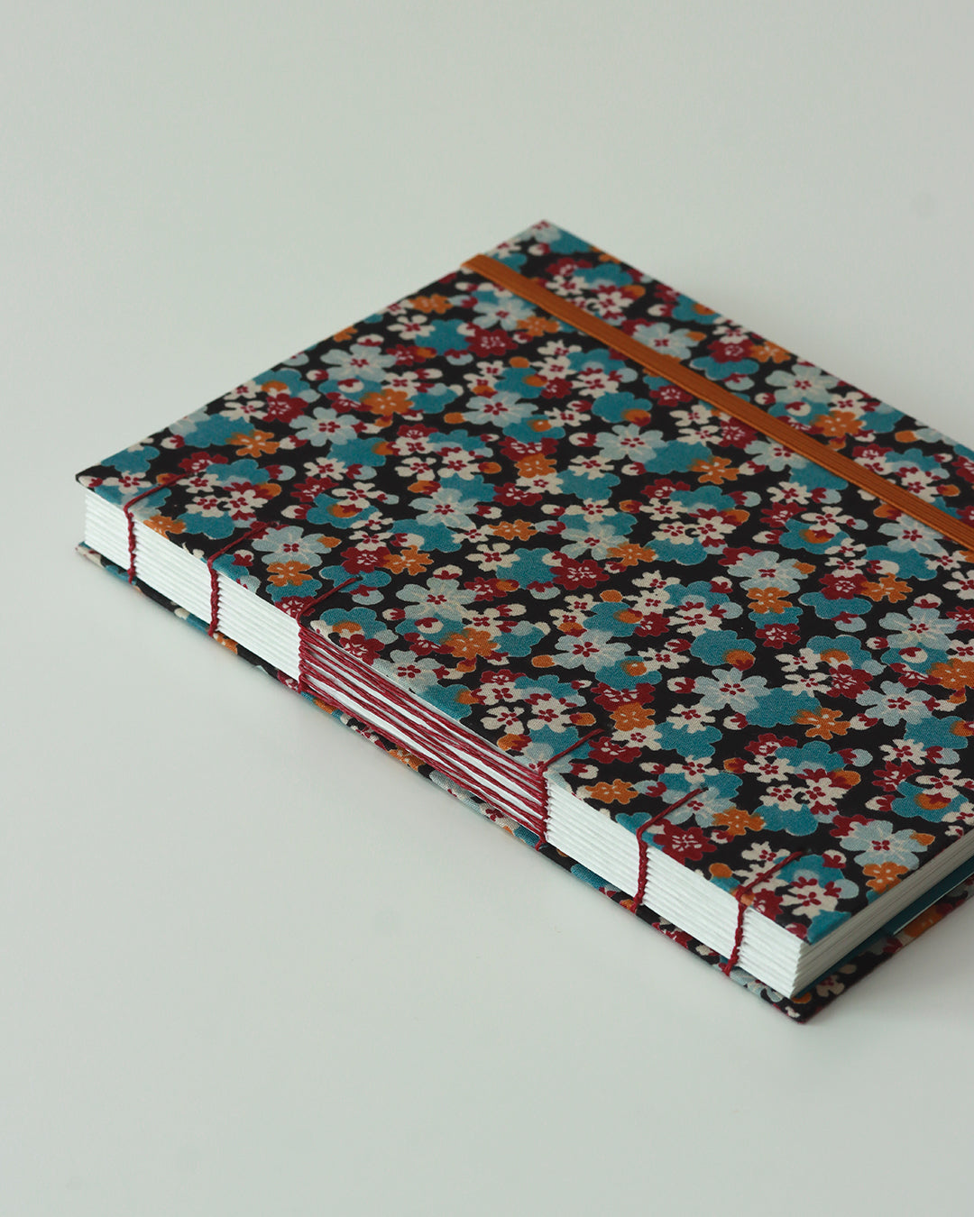 Agenda 2026 fiorellini blu-cammello-vinaccia (mix copta-francese con elastico e busta)