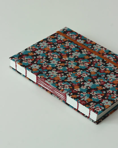 Agenda 2026 fiorellini blu-cammello-vinaccia (mix copta-francese con elastico e busta)