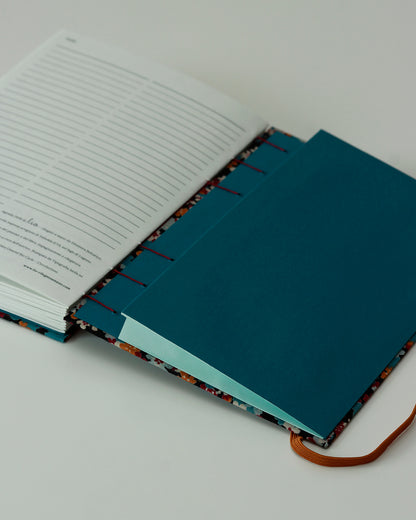 Agenda 2026 fiorellini blu-cammello-vinaccia (mix copta-francese con elastico e busta)