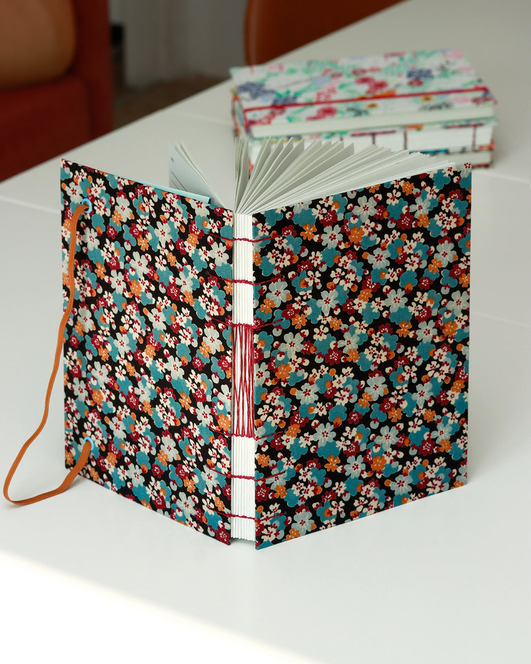 Agenda 2026 fiorellini blu-cammello-vinaccia (mix copta-francese con elastico e busta)