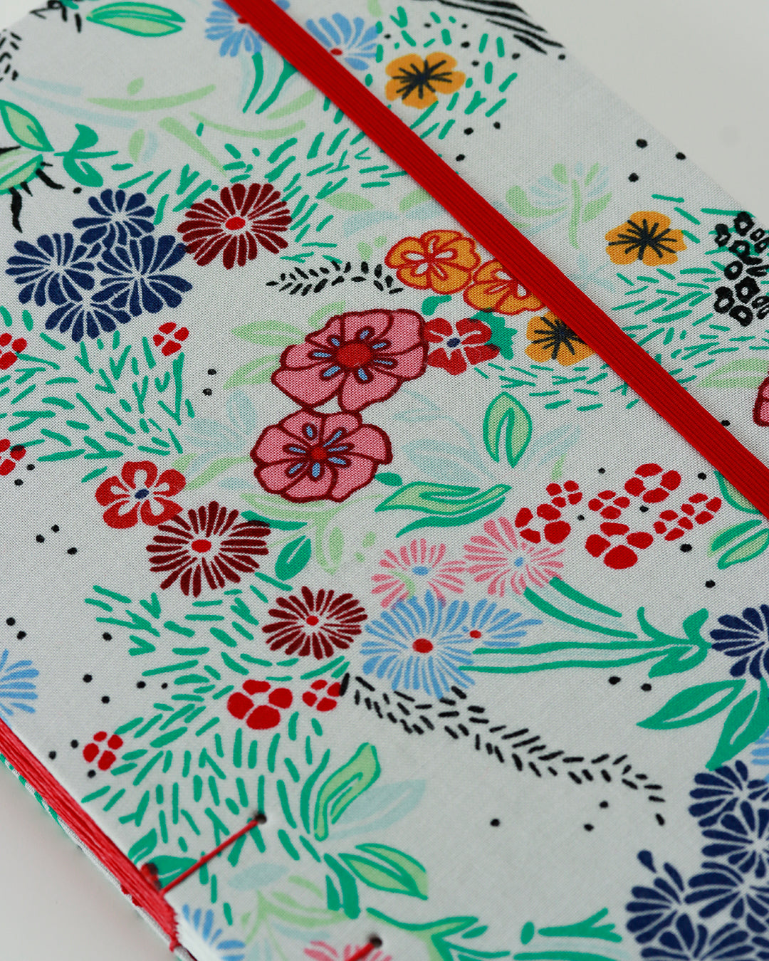 Agenda 2026 fiorellini colorati su bianco (mix copta-francese con elastico e busta)