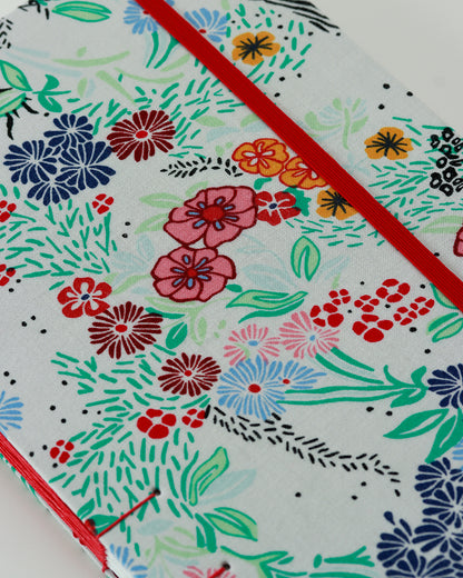 Agenda 2026 fiorellini colorati su bianco (mix copta-francese con elastico e busta)