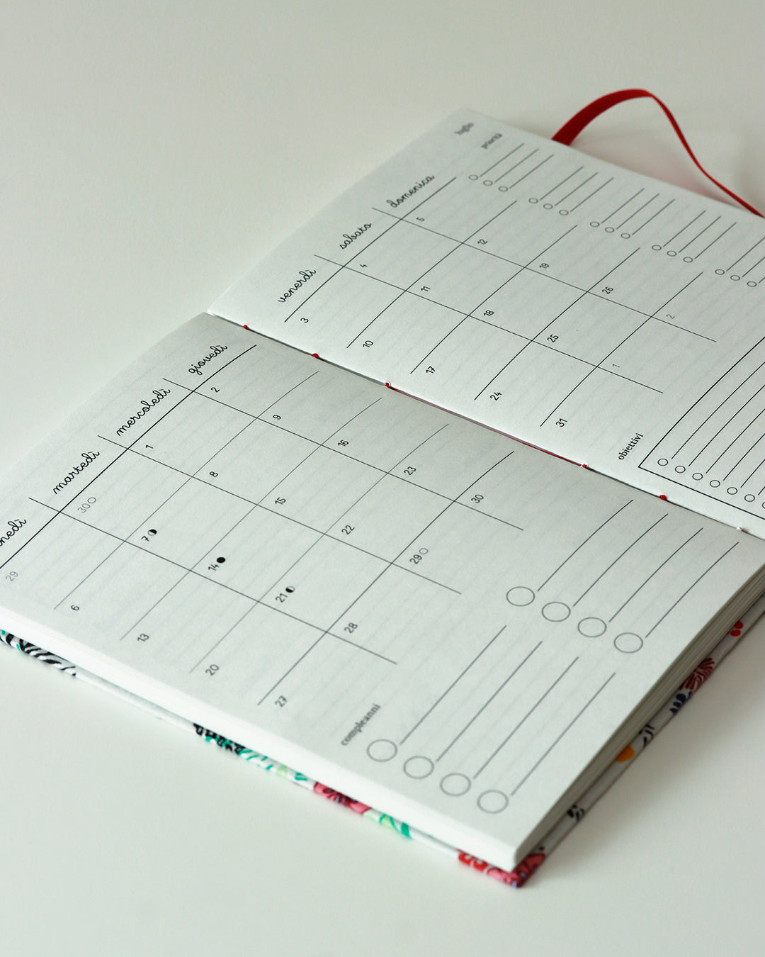 Agenda 2026 fiorellini colorati su bianco (mix copta-francese con elastico e busta)