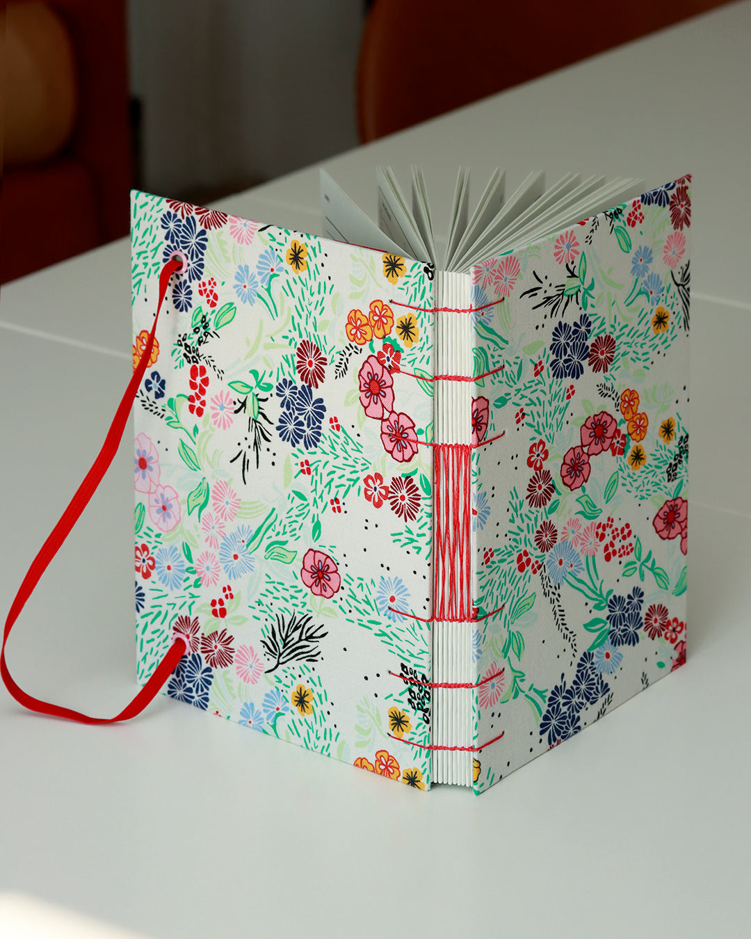 Agenda 2026 fiorellini colorati su bianco (mix copta-francese con elastico e busta)