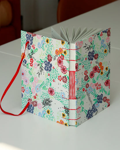 Agenda 2026 fiorellini colorati su bianco (mix copta-francese con elastico e busta)