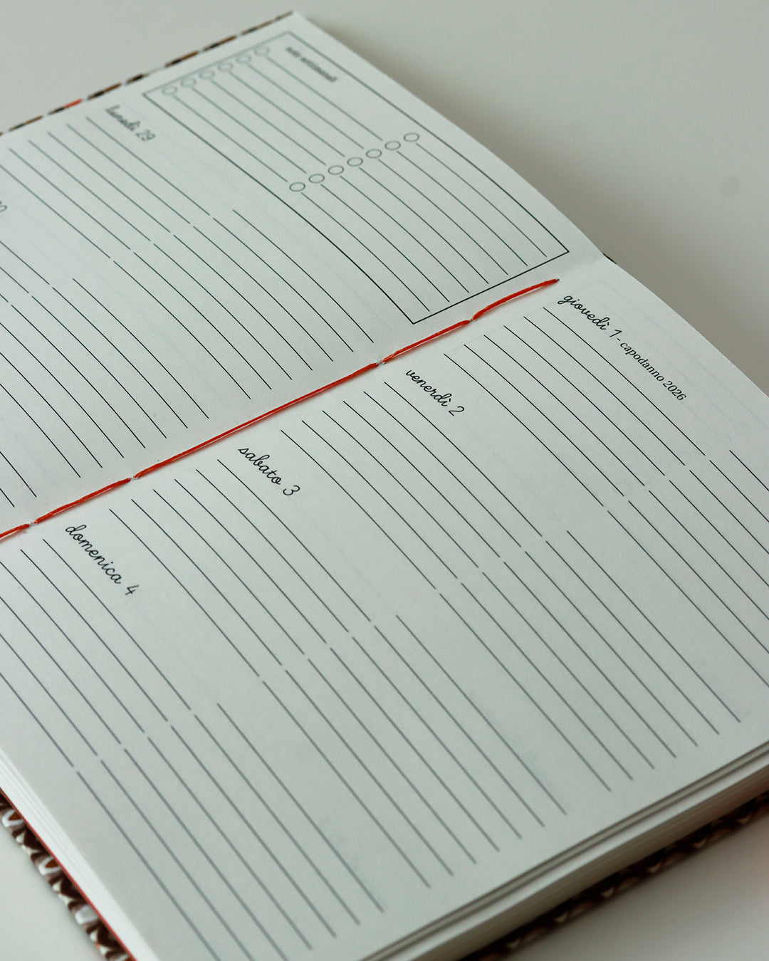 Agenda 2026 foglioline marroni e arancione (mix copta-francese con elastico e busta)