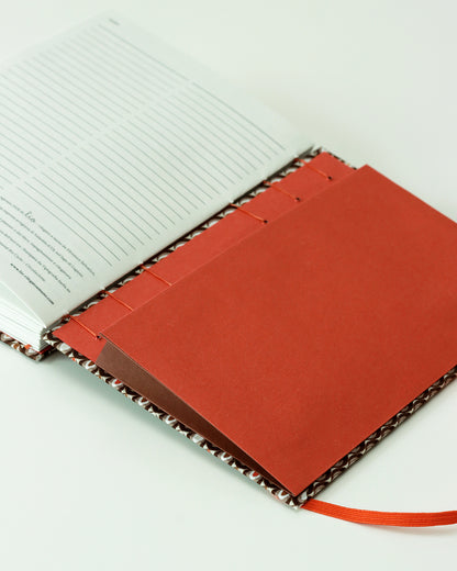 Agenda 2026 foglioline marroni e arancione (mix copta-francese con elastico e busta)