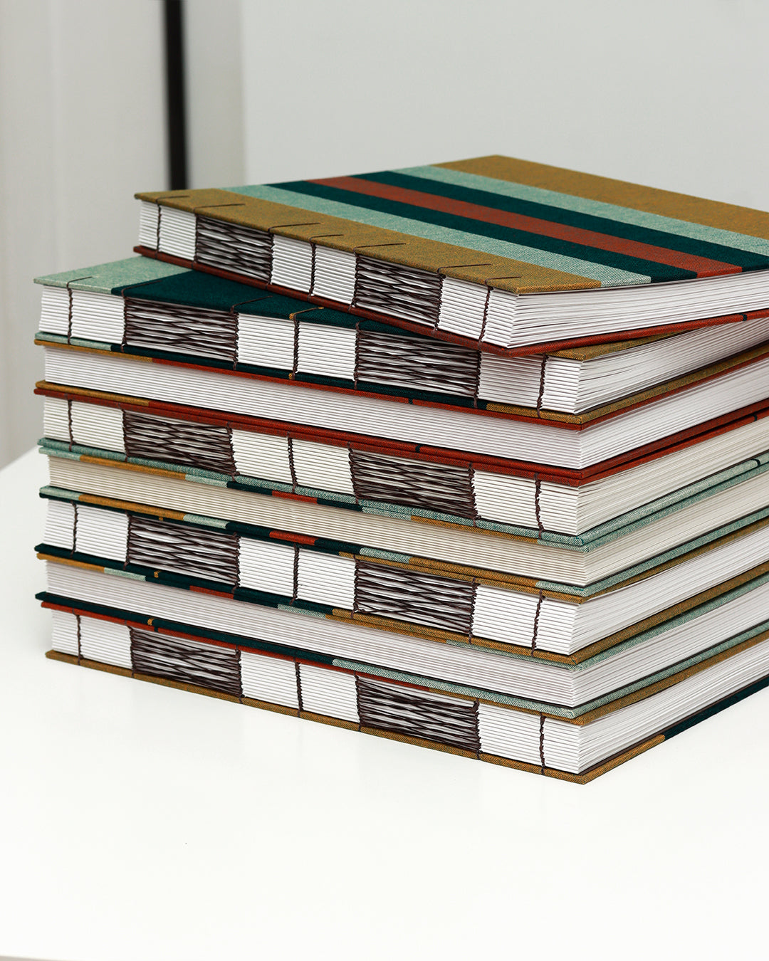 serie di guestbooks rilegati a mano per hotel