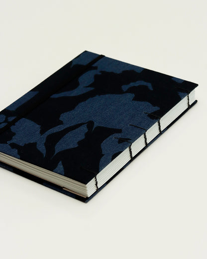 Agenda 2026 blu jeans macchie nere (copta con elastico e busta)