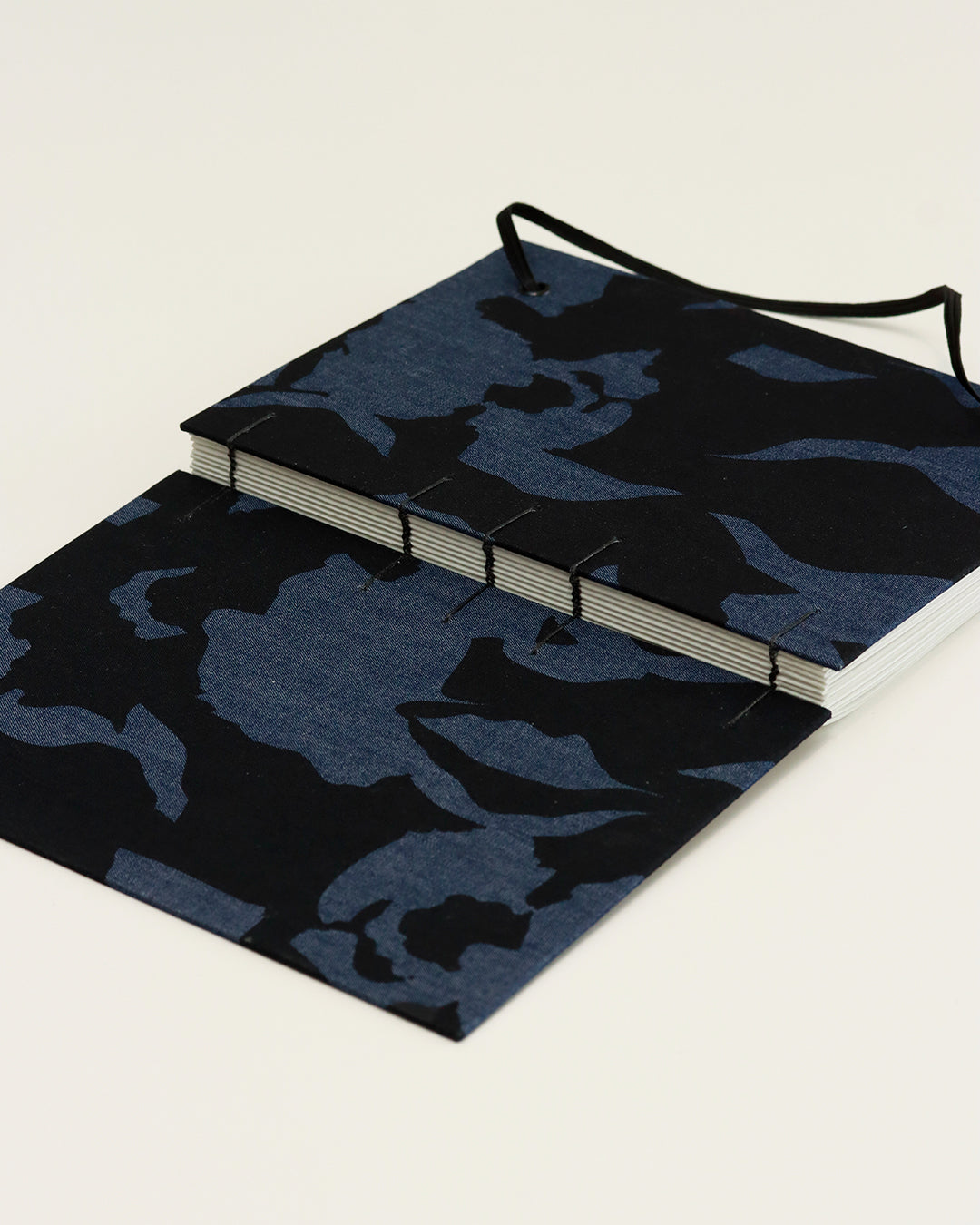 Agenda 2026 blu jeans macchie nere (copta con elastico e busta)