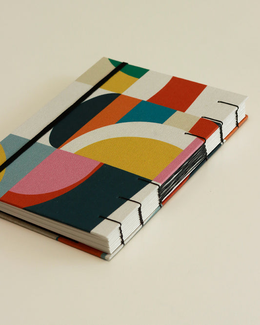 Agenda 2026 figure moderne colorate (mix copta e francese con elastico e busta)