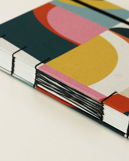 Agenda 2026 figure moderne colorate (mix copta e francese con elastico e busta)