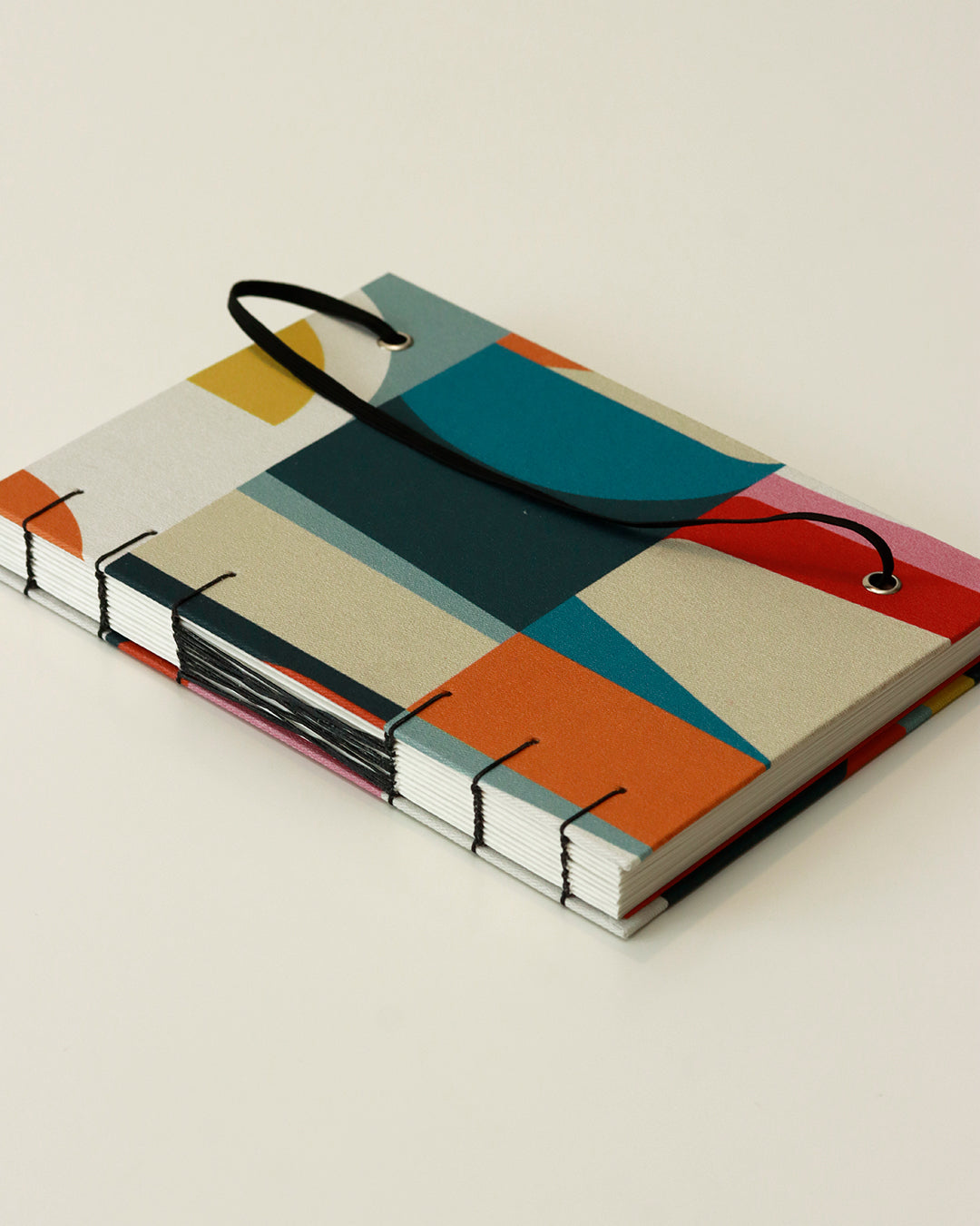 Agenda 2026 figure moderne colorate (mix copta e francese con elastico e busta)