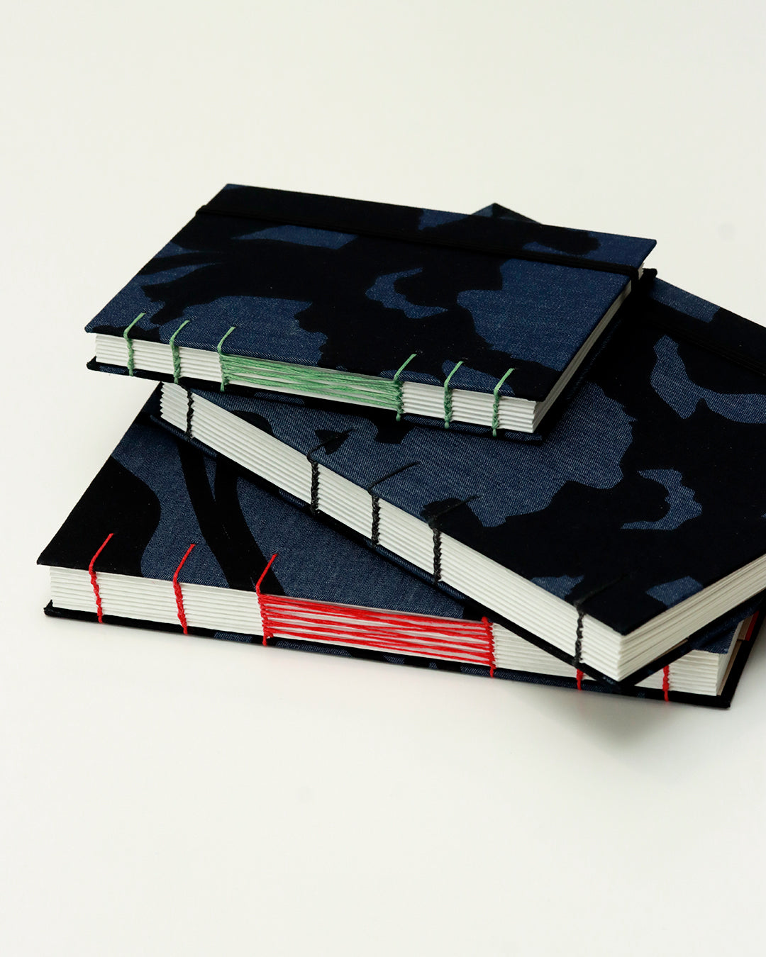 Agendina 2026 blu jeans macchie nere (mix copta-francese con elastico)