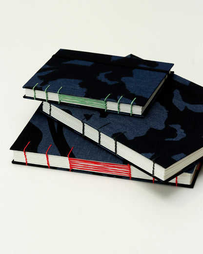 Agenda 2026 blu jeans macchie nere (copta con elastico e busta)